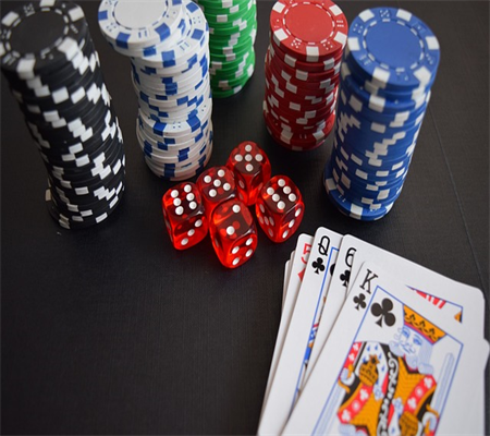 Điều Chỉnh Tốt: Phân Tích Chiến Lược Texas Hold'em Poker Một Cách Đầy Đủ