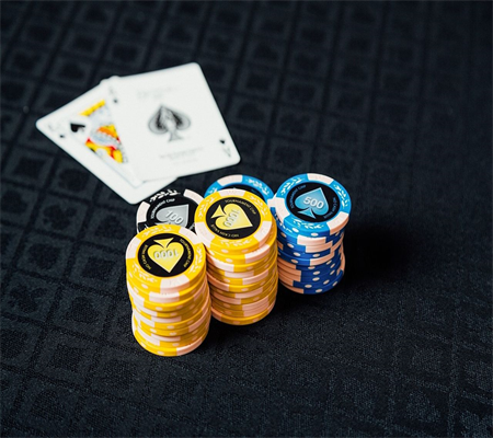 “Vô Địch Hoàn Toàn, Cuộc Chiến Giới Hạn Texas Hold'em Poker”